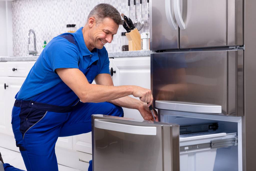Fridge repair technician in Toronto